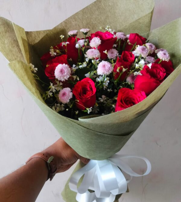 Graceful Roses and Daisy Bouquet