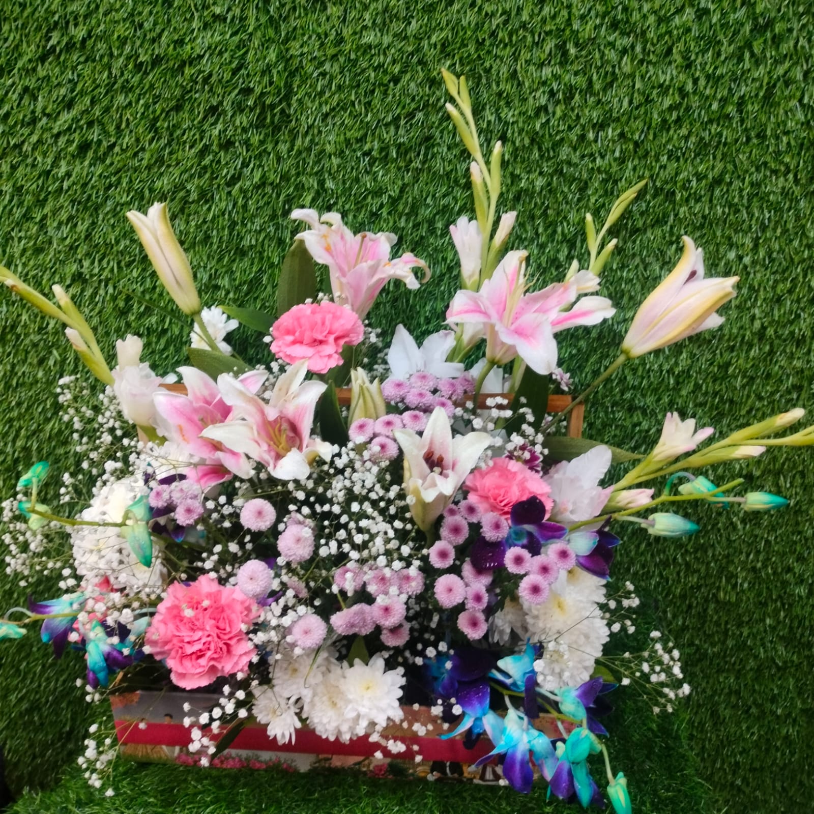 White lily and pink rose flower basket – FlowerDekho